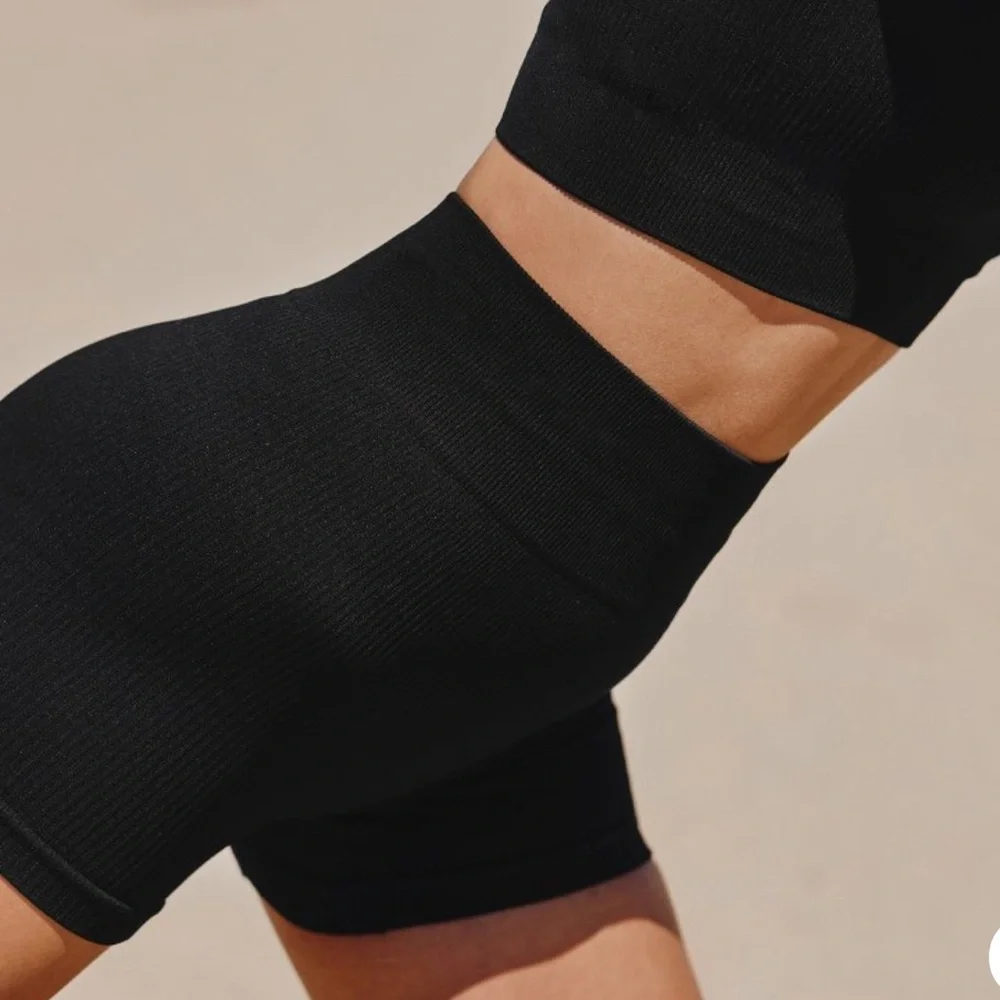Black Ribbed Sports Bra and Shorts Set Size M <<17>> - Picture 2 of 5